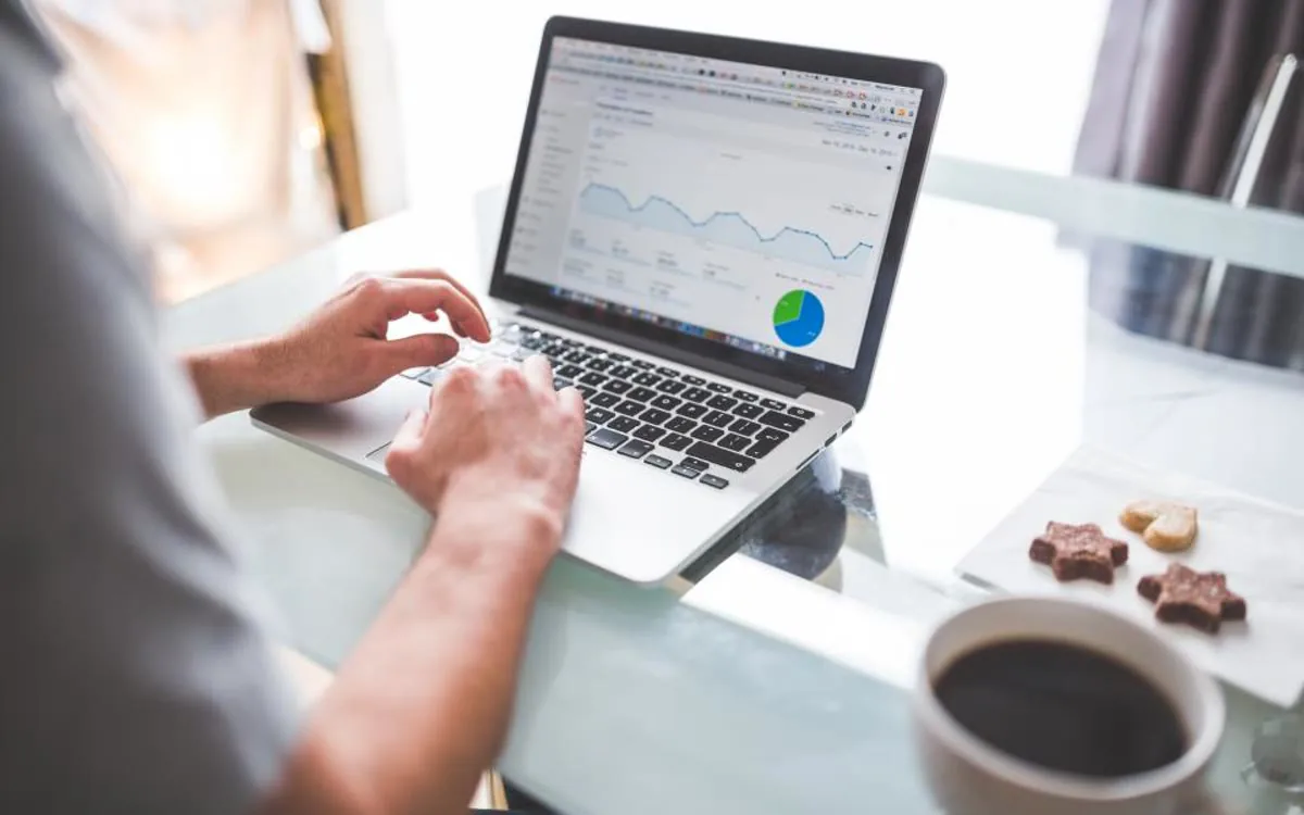 Gestor analisando indicadores financeiros e tributários da empresa