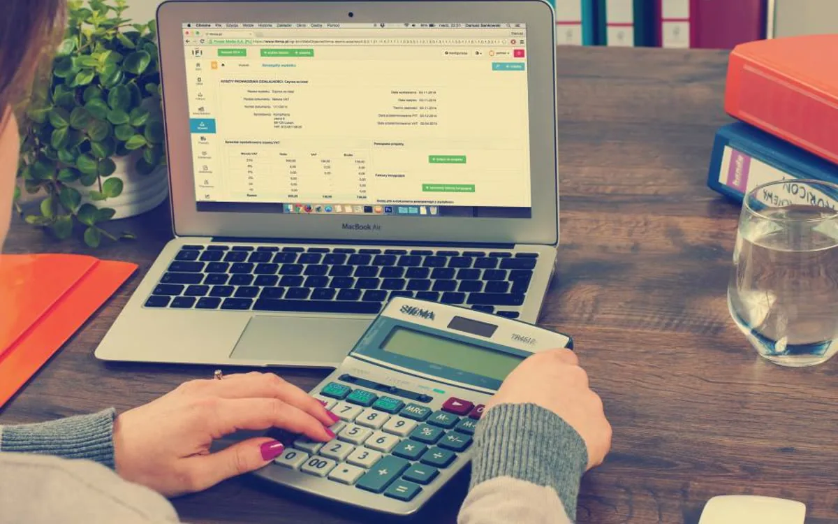 Empresário analisando relatórios tributários e documentos financeiros