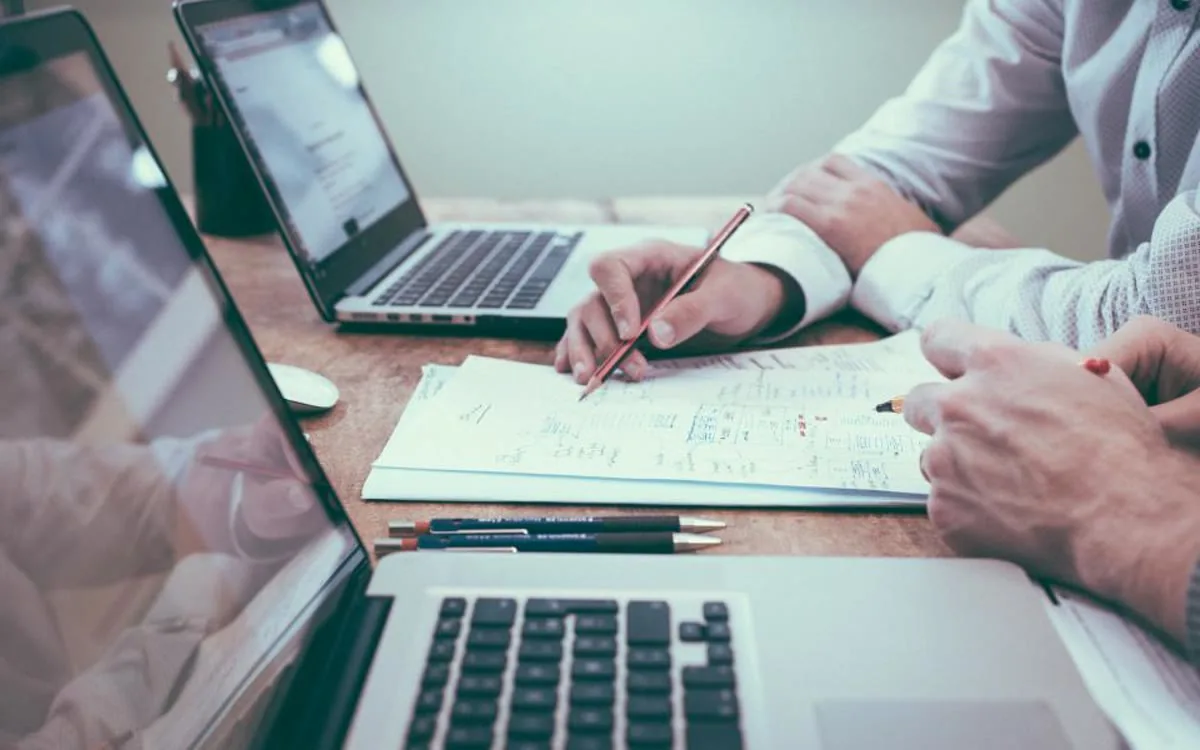 Empresário avaliando documentos para mudança de contabilidade da empresa