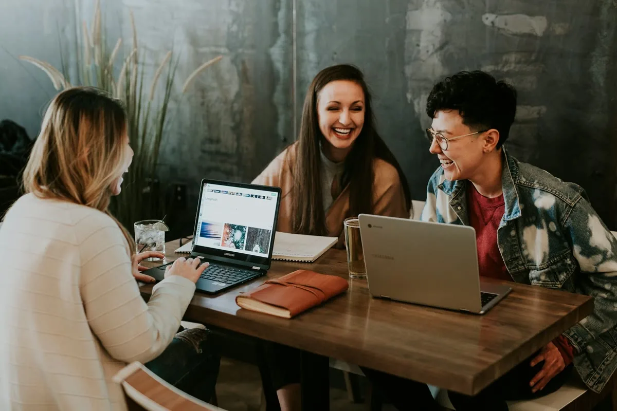 Consultora conversando com cliente em reunião estratégica