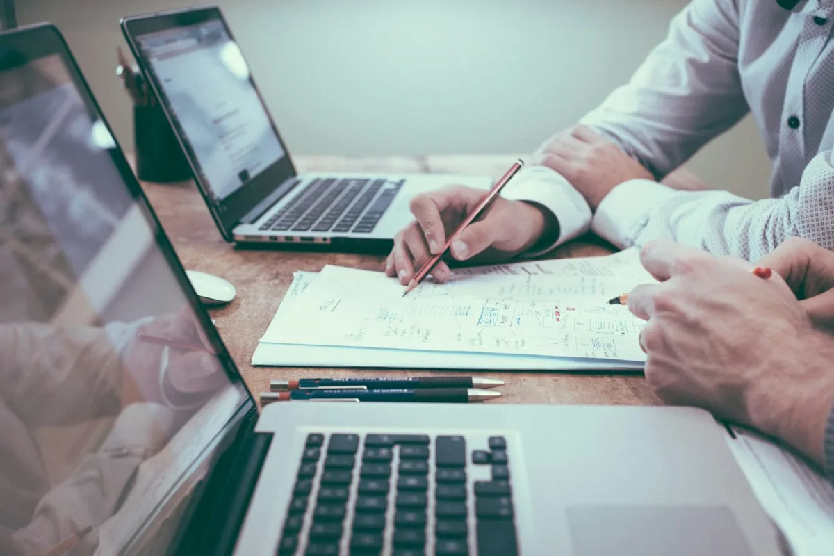 Planejamento de abertura de empresa com documentos e notebook